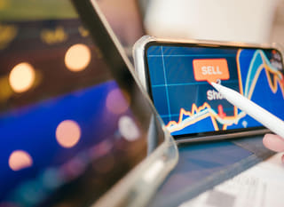 Meerdere markten worden geanalyseerd door een handelaar die kijkt naar Bitcoin, Ethereum en forex-opties
