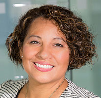Claire Ashford, compliance hoofd bij een financiële instelling, headshot.